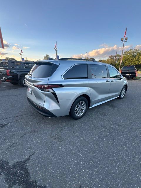 Used 2025 Toyota Sienna XLE FWD image 6