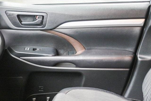 Certified 2019 Toyota Highlander Plus FWD image 19