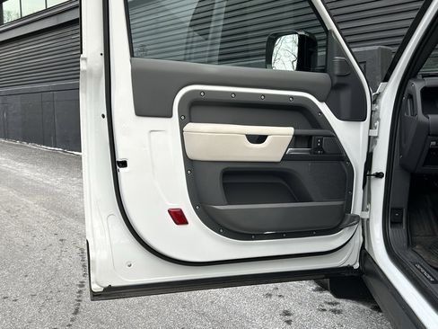 Used 2024 Land Rover Defender 90 X-Dynamic SE image 19