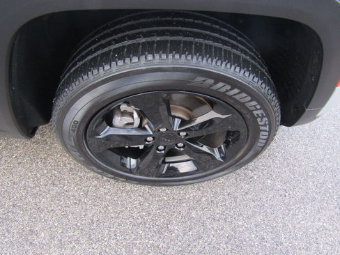 Used 2023 Jeep Grand Cherokee L Laredo image 12