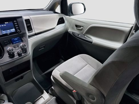 Used 2020 Toyota Sienna L FWD image 21