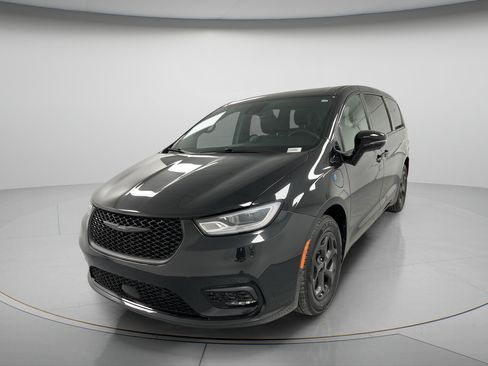Used 2023 Chrysler Pacifica Limited w/ Uconnect Theater Family Group FWD image 4