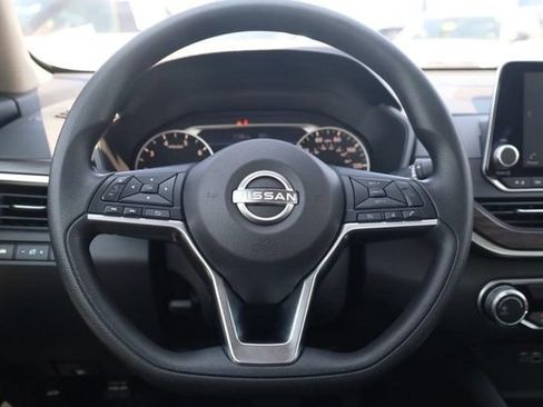 Used 2024 Nissan Altima 2.5 SV FWD image 8
