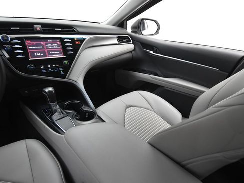 Used 2018 Toyota Camry SE FWD image 28