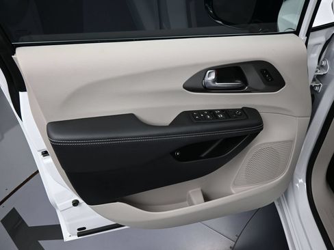 Used 2024 Chrysler Pacifica Limited FWD image 13