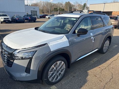 New 2026 Nissan Pathfinder Platinum AWD/4WD image 1