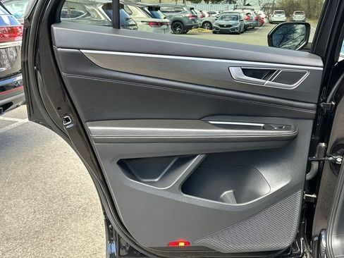 Certified 2025 Volkswagen Atlas Cross Sport SE image 21