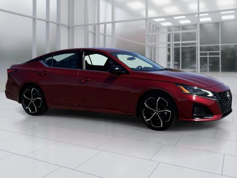 Used 2024 Nissan Altima 2.5 SR FWD image 8