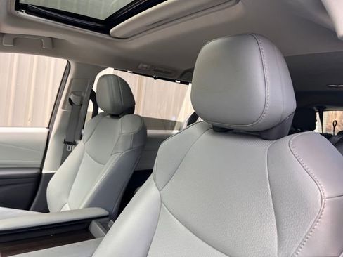 Used 2021 Toyota Sienna XLE image 14