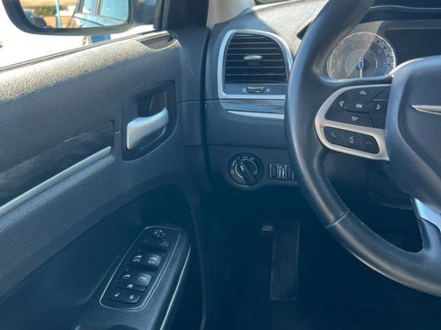 Used 2017 Chrysler 300 Limited image 20