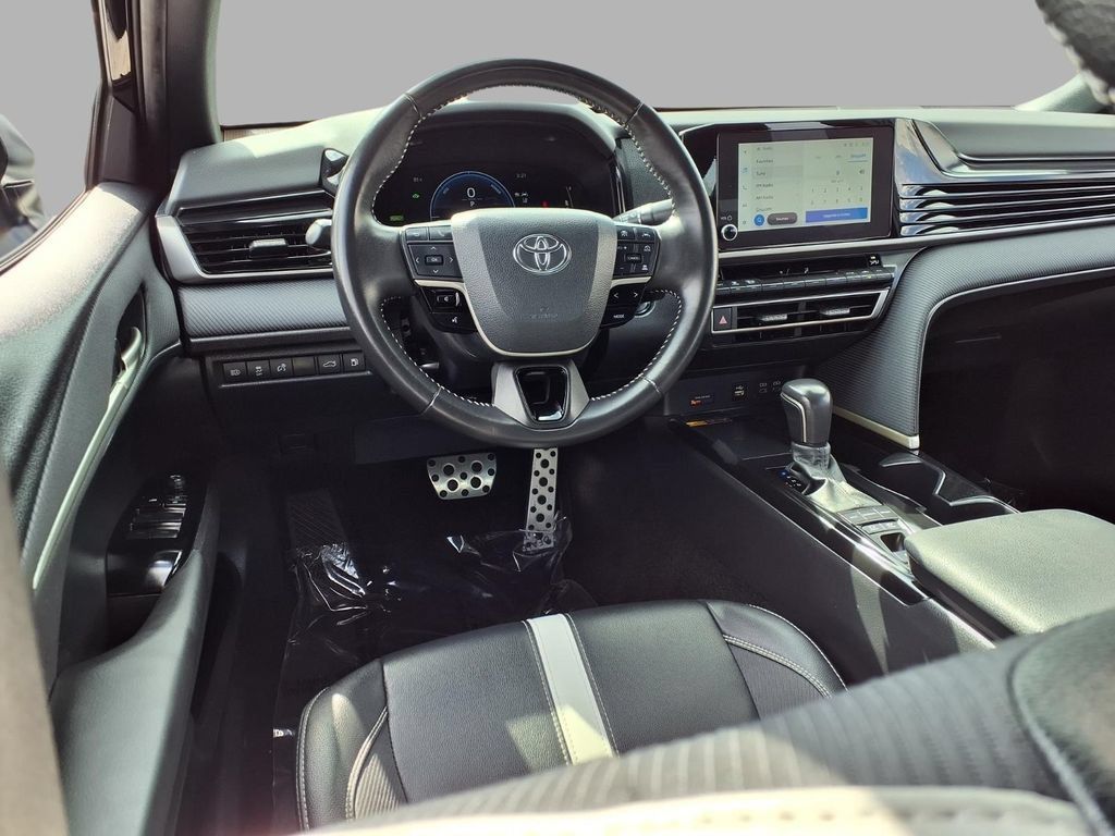 Used 2025 Toyota Camry SE FWD image 4