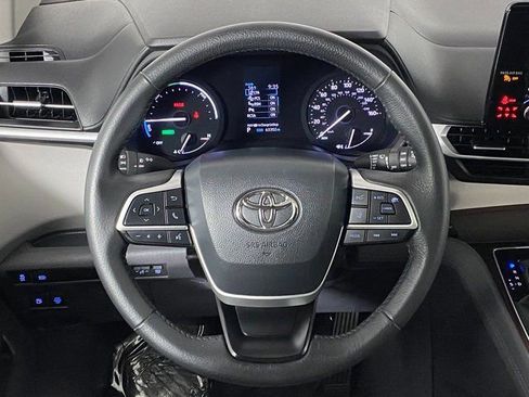 Used 2024 Toyota Sienna XLE image 21