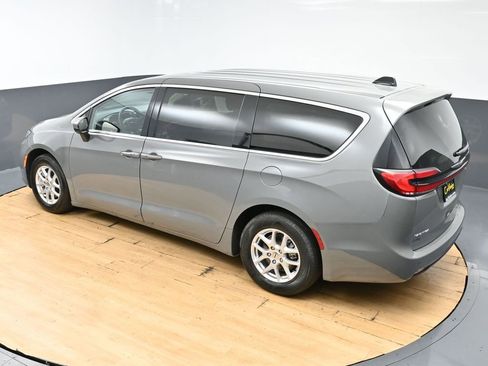 Used 2023 Chrysler Pacifica Touring-L FWD image 6