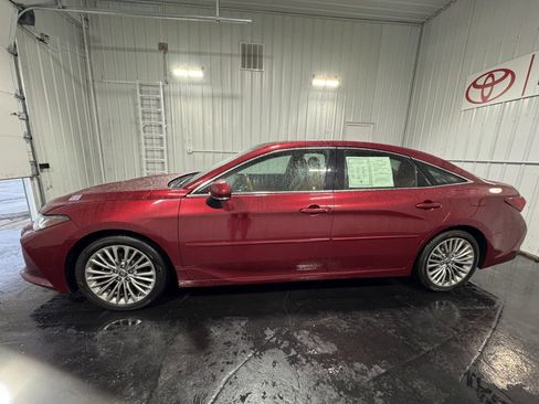 Used 2020 Toyota Avalon Limited image 2