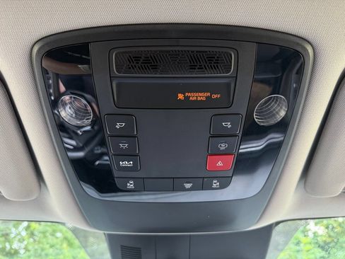 Used 2026 Kia Carnival FWD image 32