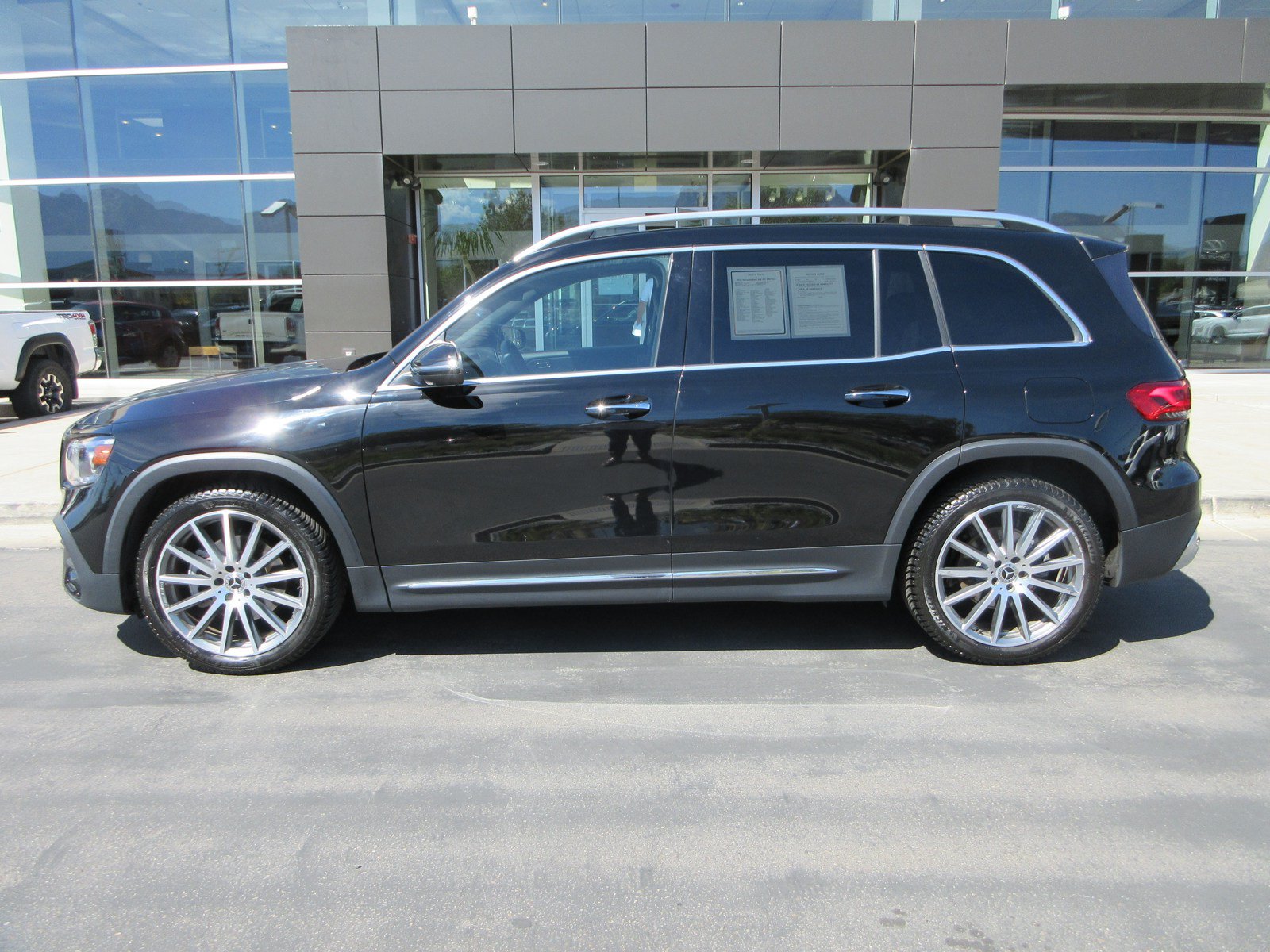 Used 2022 Mercedes-Benz GLB 250 4MATIC image 3