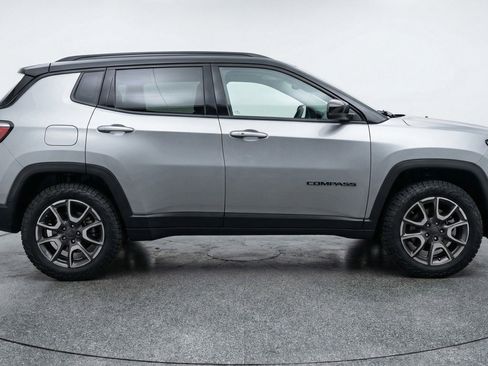 Used 2025 Jeep Compass Trailhawk image 11