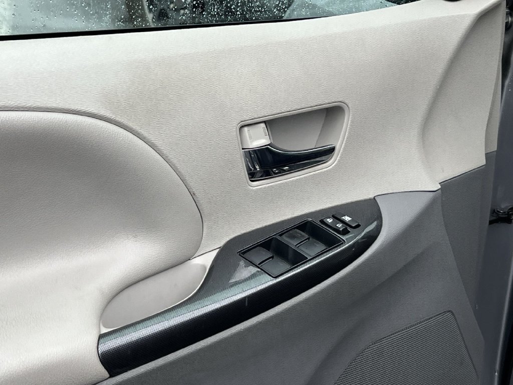 Used 2011 Toyota Sienna SE w/ Preferred Pkg FWD image 11