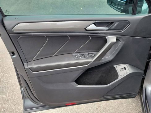 Used 2022 Volkswagen Tiguan SE w/ Panoramic Sunroof Package image 17