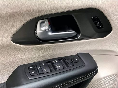 Used 2024 Chrysler Pacifica Touring-L FWD image 40