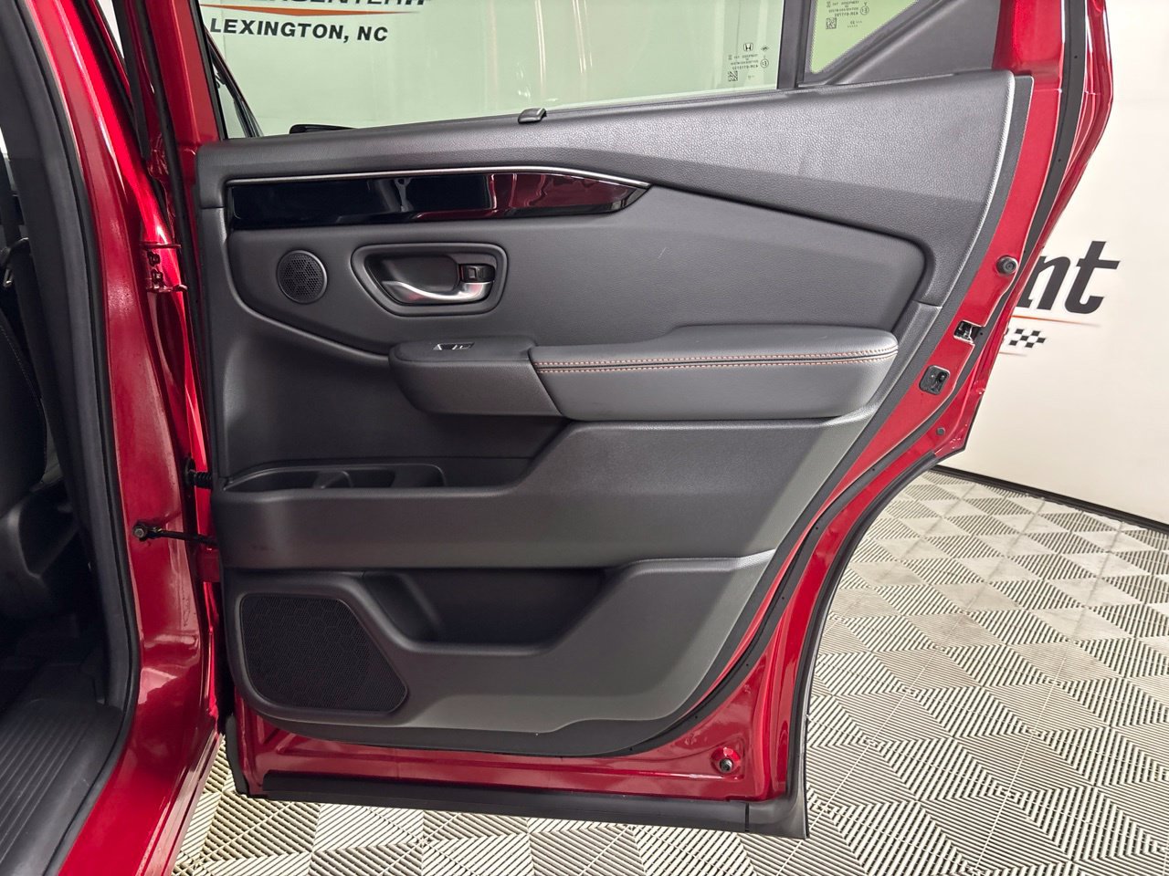 Used 2025 Honda Pilot TrailSport image 30