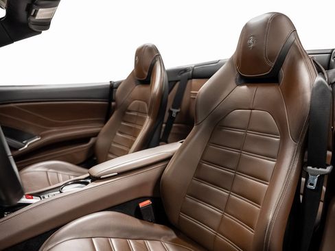 Used 2015 Ferrari California T image 33