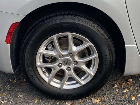 Used 2023 Chrysler Pacifica Touring-L image 7