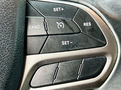 Used 2019 Jeep Cherokee Latitude Plus AWD/4WD image 35