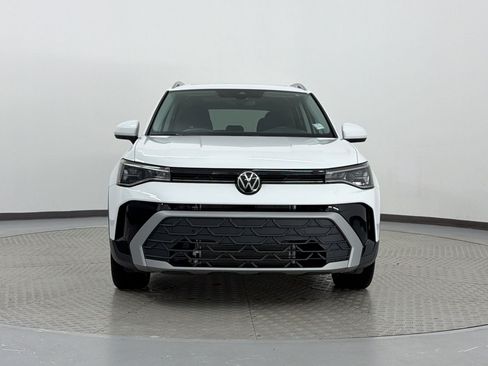 Used 2025 Volkswagen Taos SE w/ Panoramic Sunroof Package FWD image 6