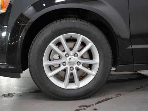 Used 2020 Dodge Grand Caravan SXT w/ Driver Convenience Group FWD image 32