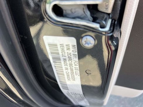 Used 2021 Chrysler Pacifica Touring-L w/ Uconnect Theater Family Group FWD image 19