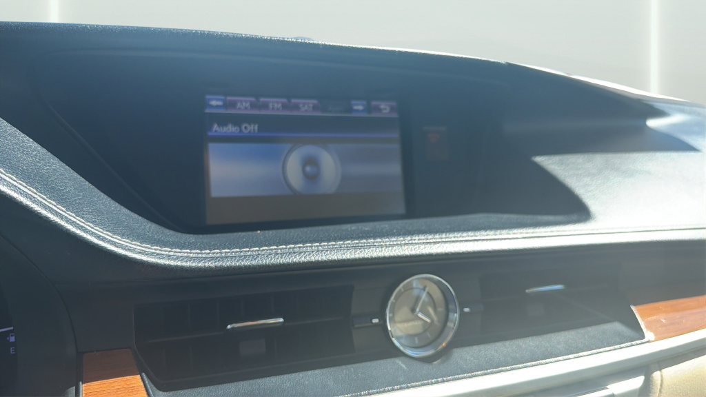 Used 2014 Lexus ES 300h w/ Luxury Package w/Bamboo Trim FWD image 17