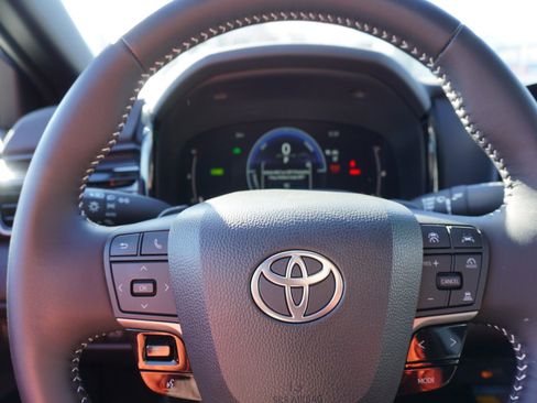 Used 2025 Toyota Camry SE image 21