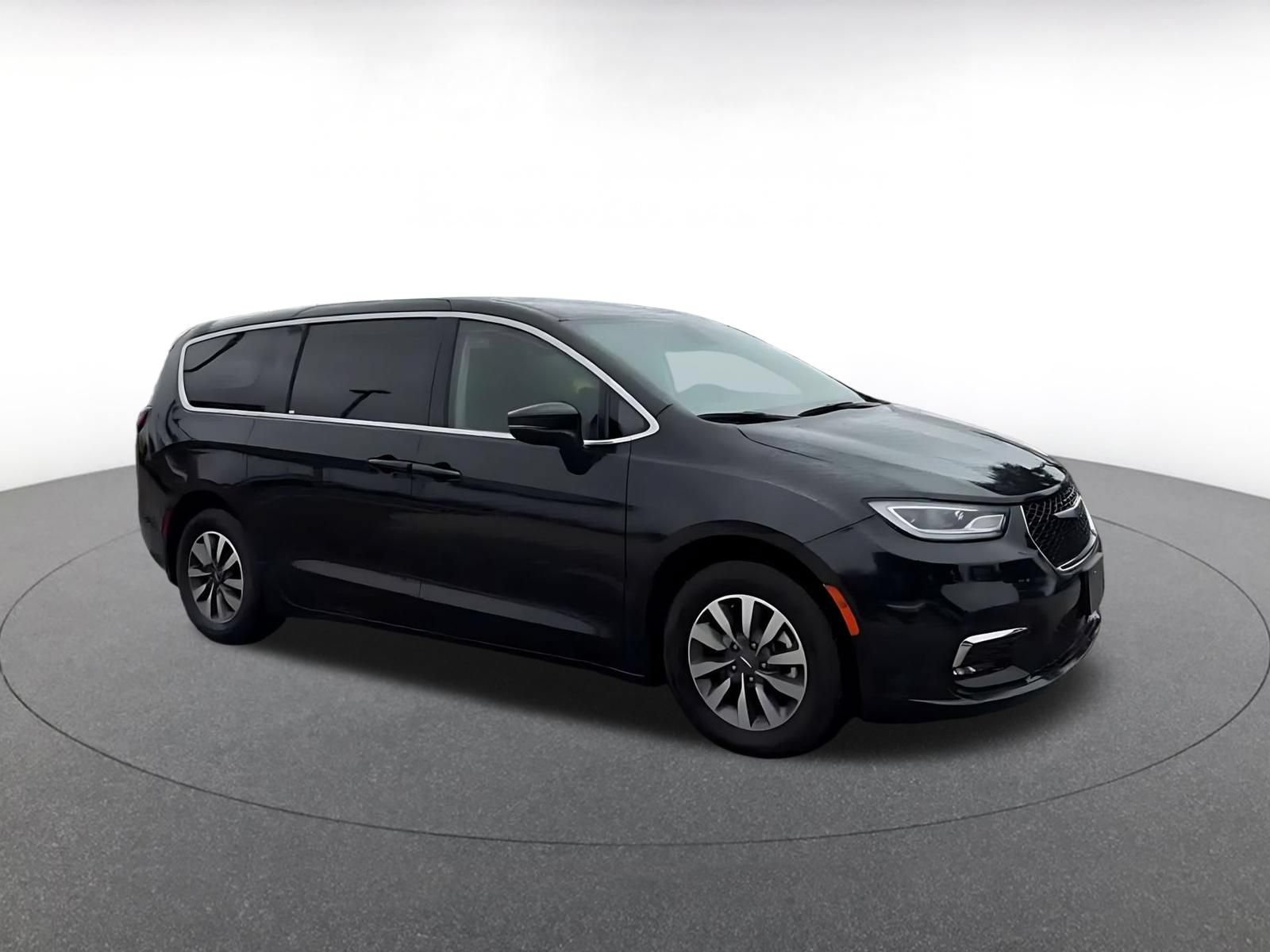 Used 2023 Chrysler Pacifica Touring-L FWD image 2