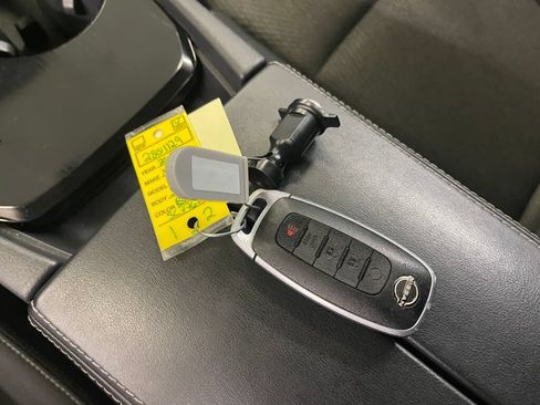 Used 2025 Nissan Rogue SV FWD image 4