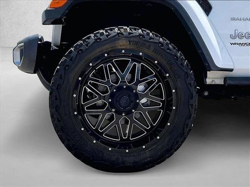 Used 2018 Jeep Wrangler Unlimited Sahara AWD/4WD image 10