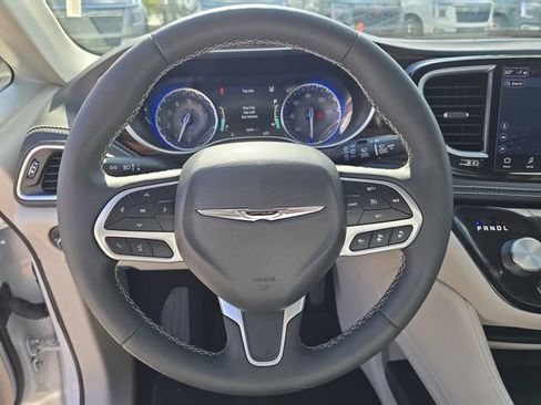Used 2024 Chrysler Pacifica Limited image 33