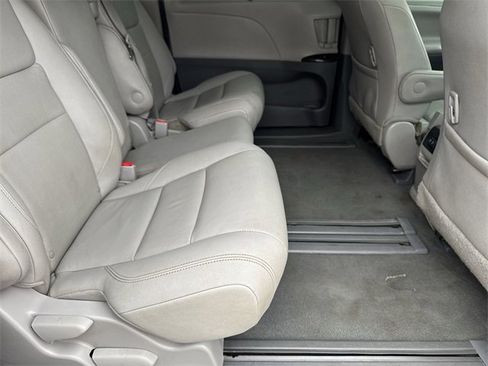 Used 2020 Toyota Sienna XLE image 27