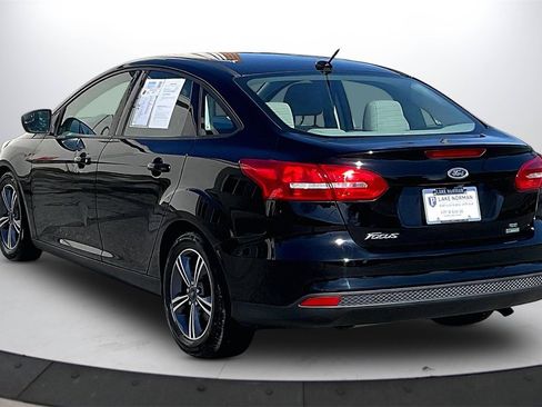 Used 2018 Ford Focus SE w/ SE Appearance Package image 7