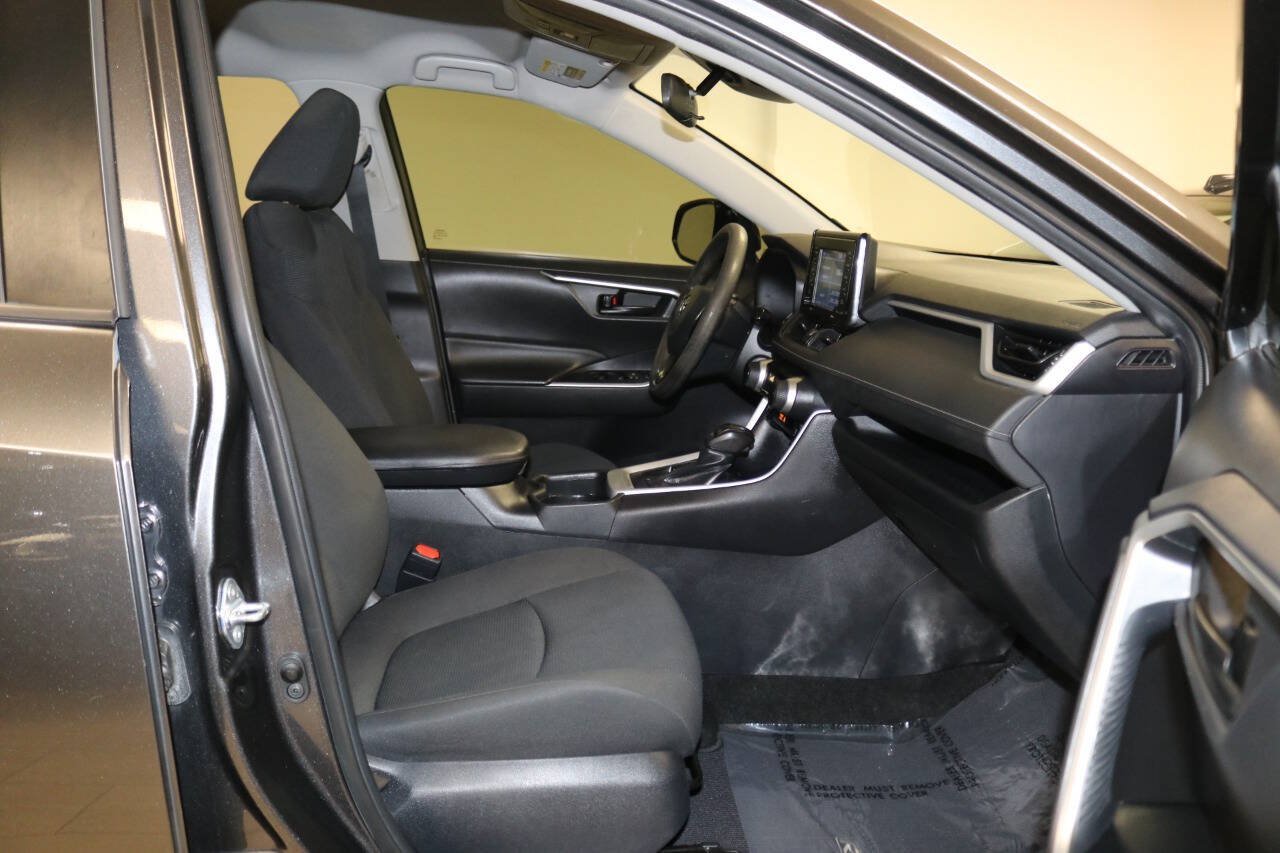 Used 2020 Toyota RAV4 LE w/ Carpet Mat Package AWD/4WD image 18