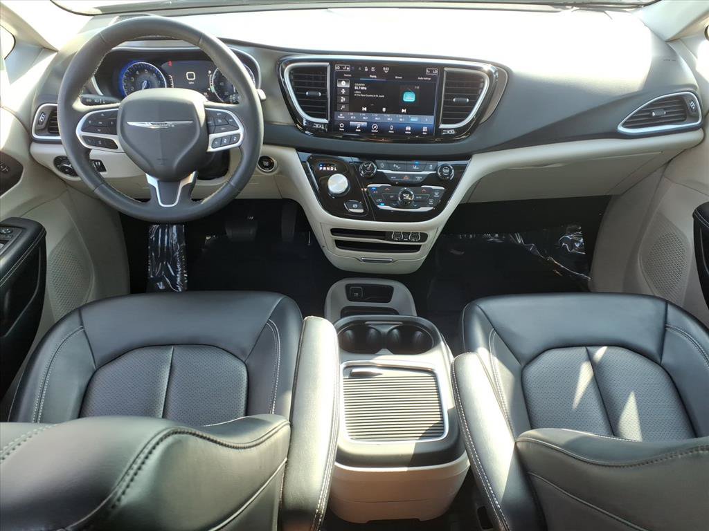 Used 2023 Chrysler Pacifica Touring-L FWD image 9