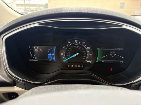 Used 2020 Ford Fusion SE FWD image 19