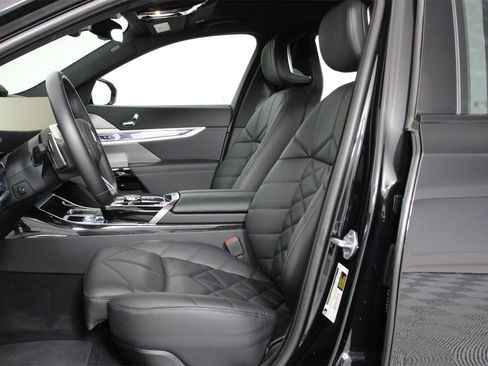 Used 2025 BMW 740i image 31