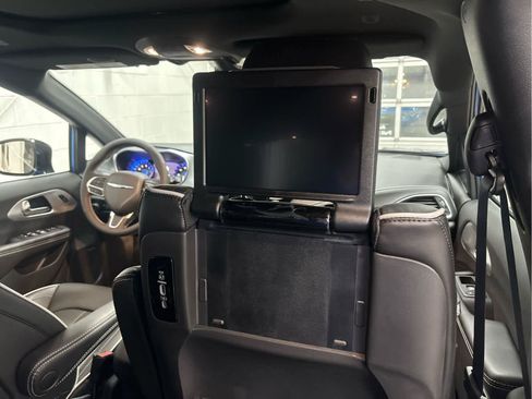 New 2026 Chrysler Pacifica Limited w/ Uconnect Theater Family Group FWD image 33