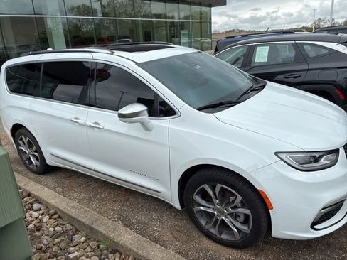 Used 2022 Chrysler Pacifica Pinnacle AWD/4WD image 3