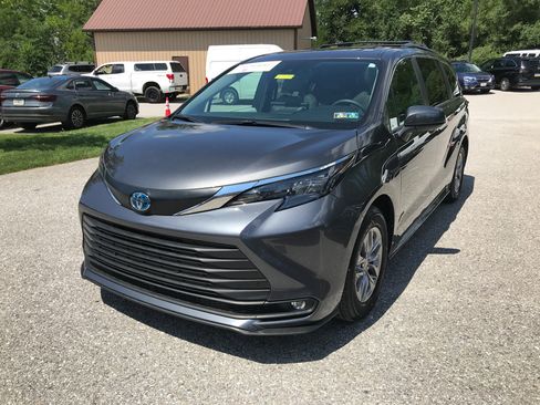 Certified 2025 Toyota Sienna XLE AWD/4WD image 4