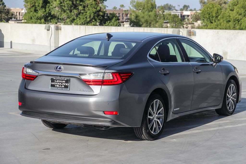 Used 2017 Lexus ES 300h w/ Luxury Package FWD image 4
