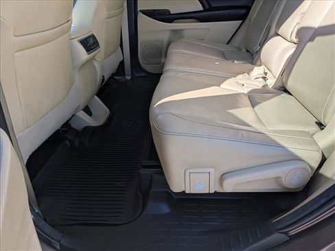 Used 2017 Toyota Highlander XLE image 19