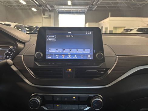 Used 2025 Nissan Altima 2.5 SV image 18