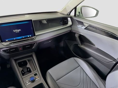 New 2026 Volkswagen Tiguan SE FWD image 23